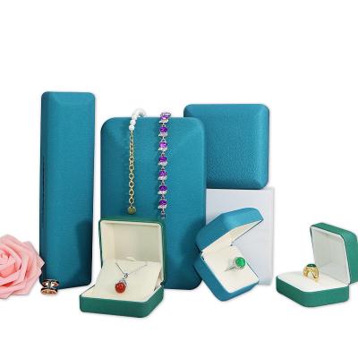 China Custom Jewelry Packaging Display PU Leather Jewelry Box Packing Bracelet Pendant Box Ring Necklace Bracelet Jewelry Box Luxury Blue Green Packaging for sale