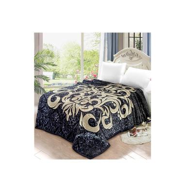 China Fashionable Multi Color Warm Reusable Winter Tragbar Daily Sale Household Thickened Polyester Warm Blanket for sale