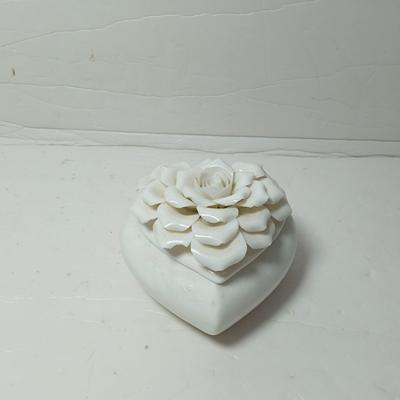 China Hot Sale Ceramic Heart Design Wedding Favors and Gifts Porcelain Trinket Boxes Ceramic Custom Jewelry Box for sale