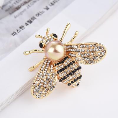 China 2022 fashionable rustproof luxury brand ladies brooch pearl bee brooch cc designer custom brooch for sale