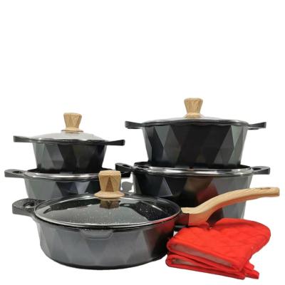 China Durable 12 pcs pressed cast aluminum stick pan cookware set durable granite cookware unset cooking pots with wooden handle for sale