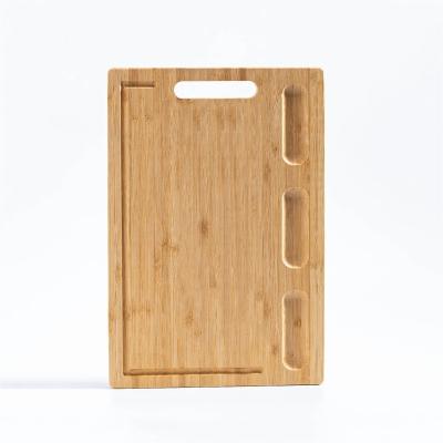 China Sustainable 100% Organic Bamboo Cutting Board with 3 Pcs Food Compartments and Deep Juice Groove for sale