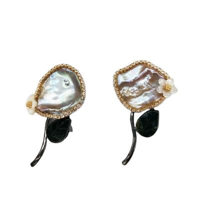 China Natural Pearl Flower Brooch Baroque Freshwater Pearl Gold Plated Zircon Pave Scarf Brooch Shell Flower Vintage Crystal Black Gun Brooches Pin White for sale