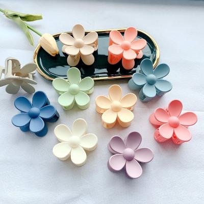 China Soft Daisy Plain Frosted Matte Plastic Good Quality PC Large Hair Claws Clip Flower Hair Claw With Flowers Shape for sale