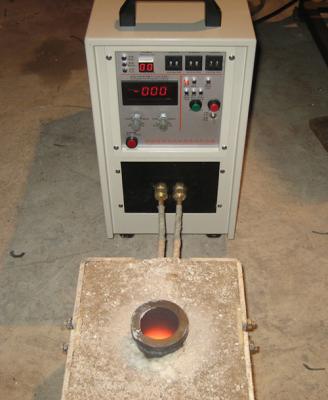 Chine Fabrique 50 kg four de fusion par induction Fréquence 30-80KHz 15KW Consommation d'énergie à vendre