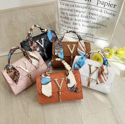 China 2023 Sale Hiot Chain Messenger Small Square Chain Handbags Waterproof Women Purses Fashion Handbags For Ladies Women Custom Handbag for sale