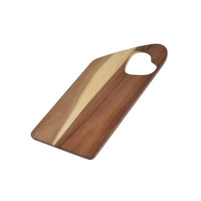 China Mini Lovely Creative Love Shape Viable Hole Cutting Board Plastic Decorative Solid Wood Chopper for sale