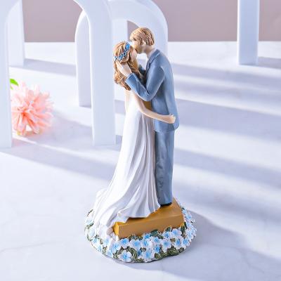 China Europe Resin Simulation Woodcut Figure Lover Statue Cake Topper Home Decoration Valentine's Day for sale