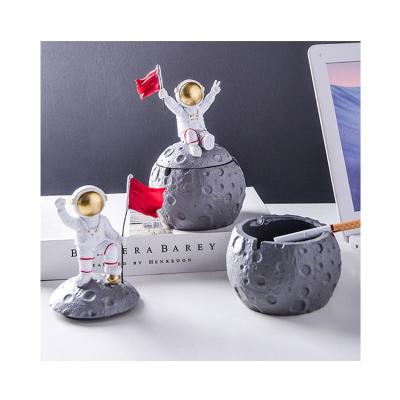 China Europe Resin Astronaut Ashtray Space Dream Series Creative Modern Figurine Ornaments With Cover for sale