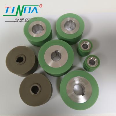 China Noise Reduction Rubber Feed Rollers For Raincoat Manufacturing en venta