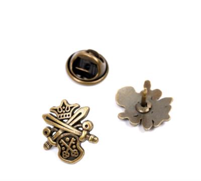 China Low Price Guaranteed Quality Designer Doll Clothes Inspired Gold Silver Copper Brooches Zinc Alloy for sale