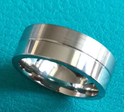 China anillo acabado cepillo polaco a medias brillante de la joyería de la alianza de boda del anillo de Chrome del cobalto de Matt de la superficie plana de 8m m medio en venta