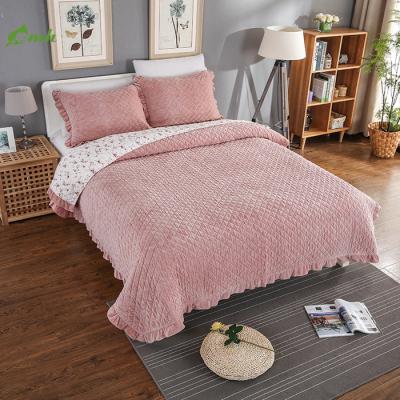 China Warm Home Living Rooms Bedroom Sofa Flannel Blanket King Size Throws Comforter Pillow Sets for sale