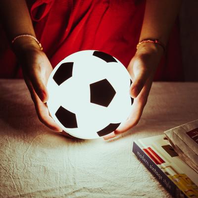 China Luz nocturna de fútbol Luz de lámpara de fútbol Luz para niños Sala de 16 colores Batería alimentada con LED Recargable Sala de niños Luz nocturna en venta