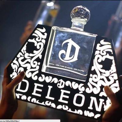 China Customized Doule Removeable Acrylic LED Side Illuminated Bottle Preseneter For Tequila Bottle for sale