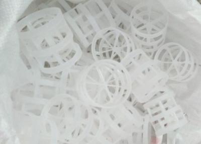 China 38mm 50mm 76mm Weiß-Plastikhüllen-Ring für Fischfarm und Chemikalien-Turm zu verkaufen