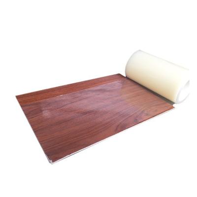 China Rollo de película protectora de suelo de madera dura autoadhesivo de color transparente para protección temporal del suelo en venta