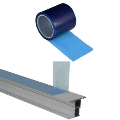 China Película de protección de PE de 50 micras azul para perfiles de vidrio y aluminio sin residuos de pegamento al despegarse en venta