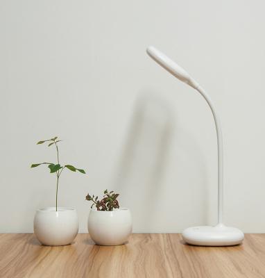 China Inveer modern cute design eye protected desk led light with built-in rechargeable battery for sale