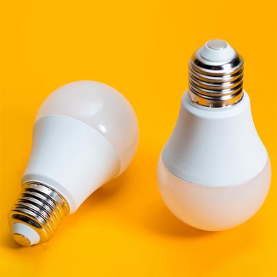 Cina Hot Selling Cheap Custom Energy Efficient Wireless Control Wifi Led Bulbs Smart Light in vendita