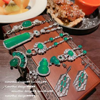 China Vintage Oil Painting Malachite Gourd Gemstone Necklace 18K Green Gold Plated Green Chalcedony Fan Zircon Sweater Chain for sale