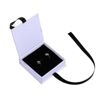 China Recyclable Custom Logo Gift Bracelet Necklace Jewel Packaging Book Form Boxes Flip Top Magnetic Jewelry Box White Jewelry Set for sale