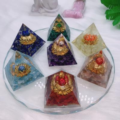 China Wholesale High Quality China Crystal Crafts 7 Chakra Crushed Stone Pyramid Craft Reiki Healing Folk Meditation for sale