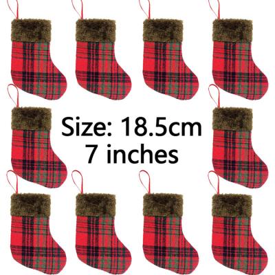 China Eco-friendly Indoor Christmas Decoration Christmas Tree Hook Storing Green Red Plaid Gift Bags for sale