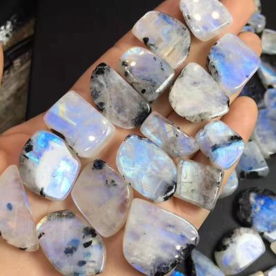 China Wholesale Natural China Crystal Quartz Tumbled Stones White Blue Moonstone Tumbled Stones for sale