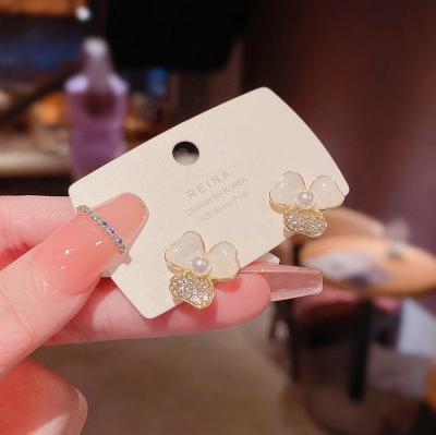 China FASHIONABLE Flower Diamond Pearl S925 Sterling Silver Post Stud Earring de Bijoux White Enamel Three Fairy Petals for sale