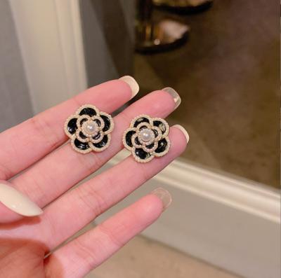 China 2022 Hot Sale Temperament Pearl Camellia Flower Stud Earring For Black Fashion Girls for sale