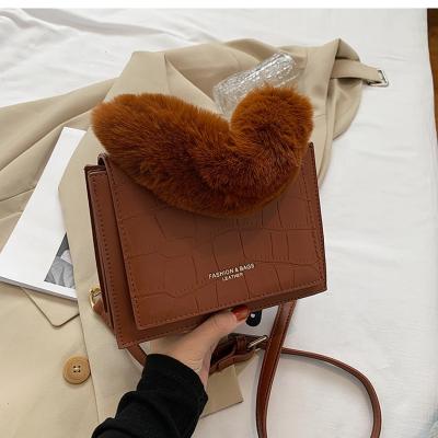 China Trendy Simple Luxury Plush Women Shoulder Bag Fashion Party Package PU Fur Chain Chain Handbag for sale