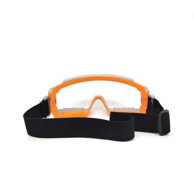 China Gafas de seguridad de doble molde que proporcionan control de niebla y ventilación adicionales con una lente resistente al impacto en venta