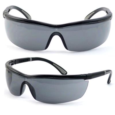 China Gafas de seguridad para hombres y mujeres con envoltura antiniebla y resistente a los arañazos alrededor de las lentes, templos ajustables y nariz en venta