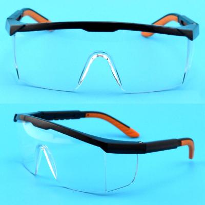 China Anti-niebla gafas de protección para los ojos resistentes a los arañazos lentes de envoltura transparentes gafas de seguridad y agarres antideslizantes templos ajustables gafas de laboratorio en venta