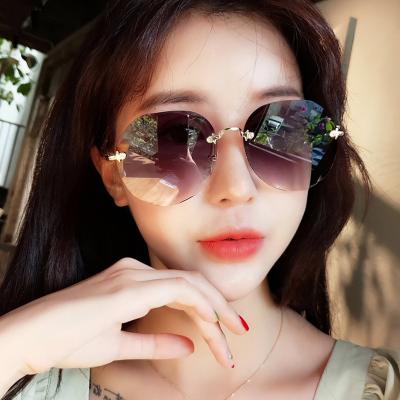 China Luxury 2021 Fashion Sunglasses Fashion Metal Feet Lenses Shading Sun Glass Women Rimless Sunglasses for sale