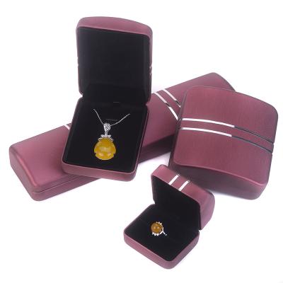 China Fashionable and simple hot sale high quality hand jewelry packaging catenary plastic box with logo for sale