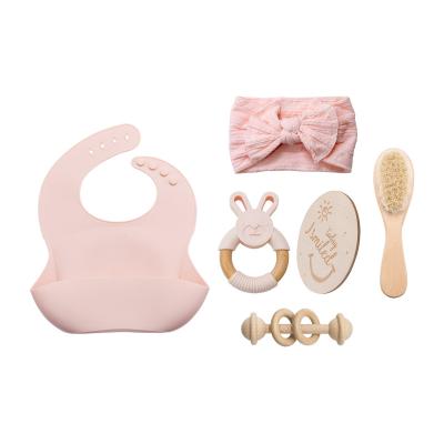 China Eco-Friendly Newborn Baby Care Set Teething Teether Toy Rattle Brush Hair Band Milestone Baby Feeder Gift Set for sale