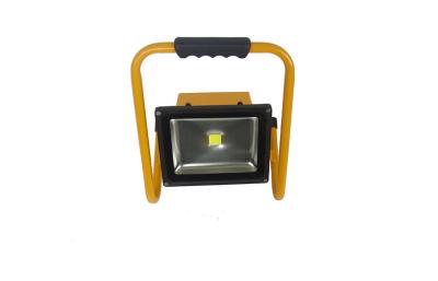 China Wärmen Sie weiße Flut-Lichter 110-120lm/W 110V 30W IP65 batteriebetriebene Portable-LED zu verkaufen