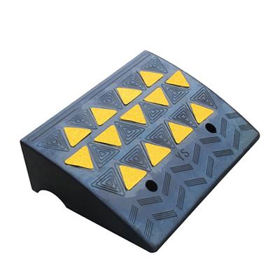 China Curb Rubber Ramp / Rubber Curb Ramp with Yellow Glass Bead Reflector Gummi-Bordstein Ramp for sale