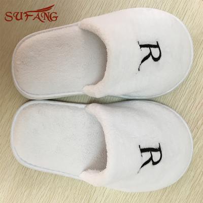 中国 White soft washable hotel plush slipper with logo 販売のため