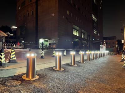 Chine Bollards montants automatiques avec lumières LED à vendre