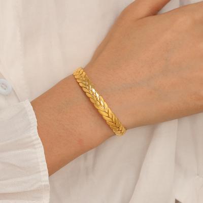 China Stylish Stainless Steel Bracelet CLASSIC Personality Statement 18K Gold Plated Adjustable Opening Cuff Bracelet For Women for sale