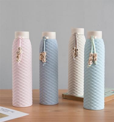 China 2019 Viable Wholesale High Quality Rattan Braided Items Wheat Straw Plastic Case Glass Tea Creative Water Bottle for sale