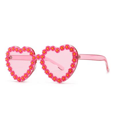 China Fashion LEK Sunglasses 2022 New Fashion Clear Lens Pink Heart Shape Sunglasses With Flower for sale