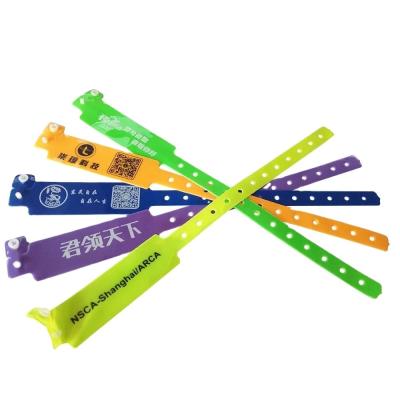 China Eventos personalizados Pulseras de color neón de PVC Regalos de una sola vez Festival de plástico Brazalete de vinilo en venta