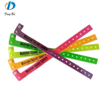 China Color personalizado de plástico CLASSIC pulsera reflectante L forma PVC pulseras para celebraciones en venta