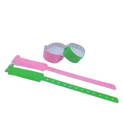 China Waterdichte zachte gloeiende neon-luminescerende pvc-vinyl-armbanden voor nachtclubs Te koop