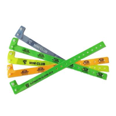 China Película fluorescente Material de PVC Muñeca en forma de L para eventos 250 * 16mm Tamaño ajustable en venta