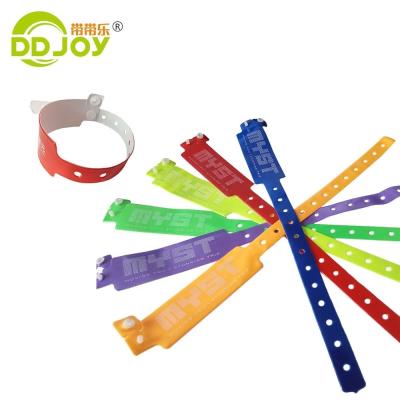 China Otros Materiales Con forma ancha Sublimación del festival Pulsera de plástico Unisex Pulsera de PVC en venta